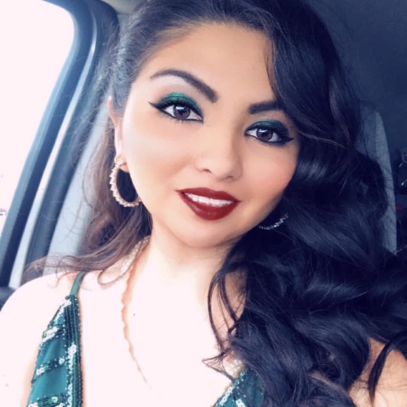 Meet your Posher, Stephanie - Picture 2 of 8